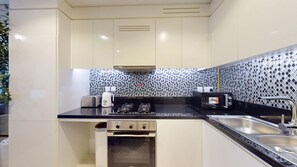 Kühlschrank, Mikrowelle, Ofen, Herdplatte