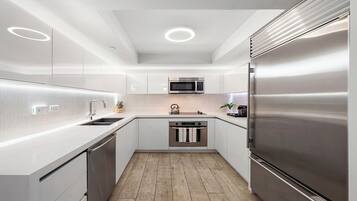 Apartment (1 Hotel & Homes 1545) | 3 bedrooms, soundproofing, free WiFi, alarm clocks