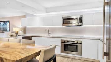 Apartment (1 Hotel & Homes 904) | Private kitchen