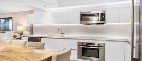 Apartment (1 Hotel & Homes 904) | Private kitchen