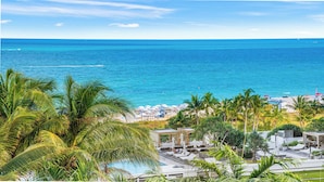 Ein Resort mit Pool, Strand und Meerblick.