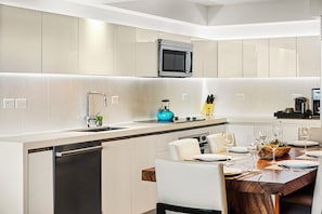 Apartment (1 Hotel & Homes 1222) | 3 Schlafzimmer, schallisolierte Zimmer, kostenloses WLAN, Wecker