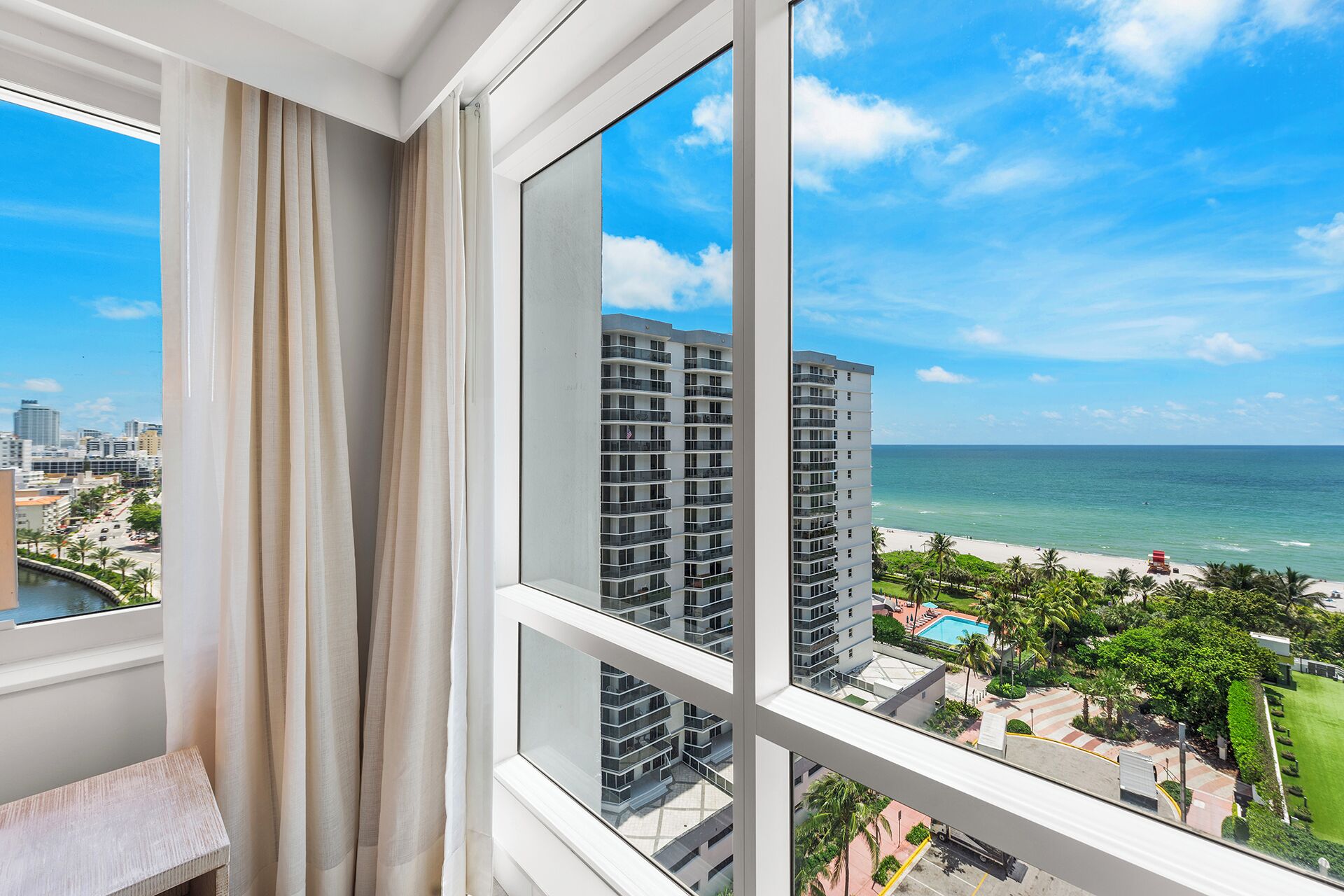 Ein Hochhaus-Hotel mit Blick auf Strand und Meer.