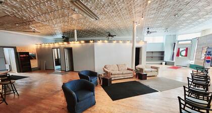 Spacious 5-bedroom Dual apartment on the Trail w/WiFi, AC