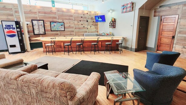 Eine moderne Lounge mit Bar, Sitzgelegenheiten und einem Diet Pepsi-Automaten.