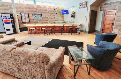 KE/GH Spacious 5-bedroom Dual apartment on the Trail w/WiFi, AC