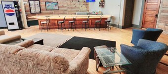 KE/GH Spacious 5-bedroom Dual apartment on the Trail w/WiFi, AC