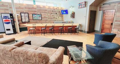 KE/GH Spacious 5-bedroom Dual apartment on the Trail w/WiFi, AC