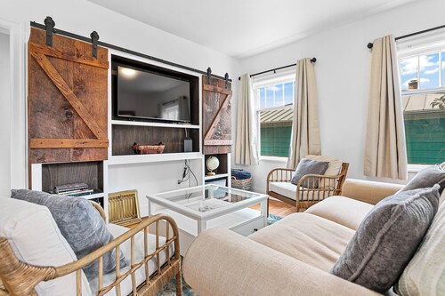 Downtown Bellingham Burrow by Gather: Bellingham Escape w/ Bike Storage & Office