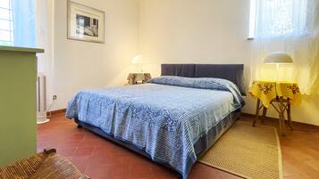 2 chambres, bureau, fer et planche Ă repasser, lit parapluie