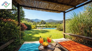 A wooden deck with a pool table, two drinks, and a bowl of chips. - Il Palazzaccio | Nature, Pool & Relaxation in Lucca (Lucca)