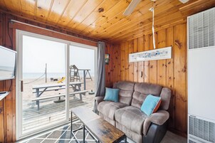 Family Cabin, 2 Bedrooms, Beachfront | Living area