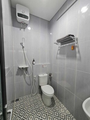 Standard-Doppelzimmer | Badezimmer | Dusche, Handtücher, Seife, Toilettenpapier