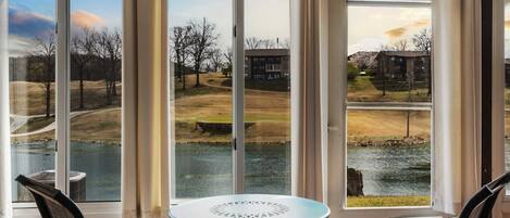 コンドミニアム クイーンベッド 1 台ソファーベッド付き キッチン ゴルフビュー (Dream on the Green) | 内装