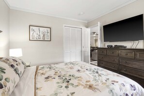 Condo, 1 Queen Bed with Sofa bed, Kitchen, Golf View (Dream on the Green) | 1 bedroom, individually decorated, individually furnished, bed sheets