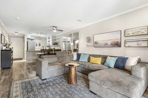 Apartment, 1 Queen-Bett und Schlafsofa, Küche, Blick auf den Golfplatz (Dream on the Green) | Wohnbereich | 42-Zoll-Flachbildfernseher mit Digitalempfang