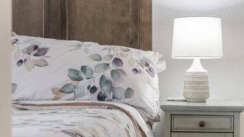 Condo, 1 Queen Bed with Sofa bed, Kitchen, Golf View (Dream on the Green) | 1 bedroom, individually decorated, individually furnished, bed sheets