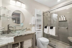 Condo, 1 giường cỡ queen và sofa giường, bếp, quang cảnh sân golf (Dream on the Green) | Phòng tắm | Buồng tắm vòi sen, máy sấy tóc, khăn tắm 