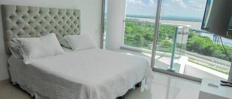 3 habitaciones, tabla de planchar con plancha y ropa de cama