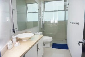 Douche, sèche-cheveux, serviettes fournies, savon