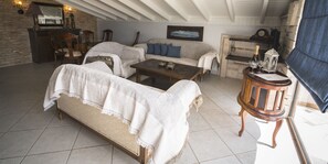 Room, 2 Bedrooms, Terrace, City View | Ruang tamu