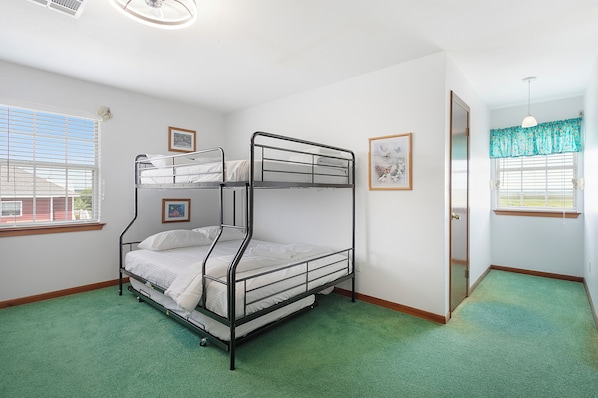 Signature-Haus, 3 Schlafzimmer, Terrasse, Kanalblick | Individuell dekoriert, individuell eingerichtet, Bügeleisen/Bügelbrett