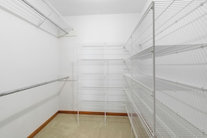 Signature-Haus, 3 Schlafzimmer, Terrasse, Kanalblick | Individuell dekoriert, individuell eingerichtet, Bügeleisen/Bügelbrett