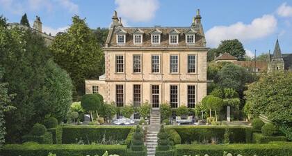 Meticulously restored Queen Anne period home near Bath