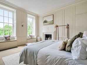 6 bedrooms, iron/ironing board, WiFi, bed sheets