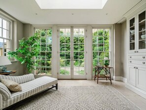 Älytelevisio, takka, kirjoja, stereot