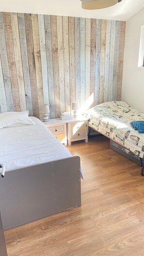 5 chambres, fer et planche à repasser, Wi-Fi, draps fournis