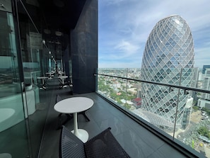 Outdoor dining - Luxury apartment next to BTS skytrain ARI. Lovely&lively prime area of Bangkok (Phayathai)