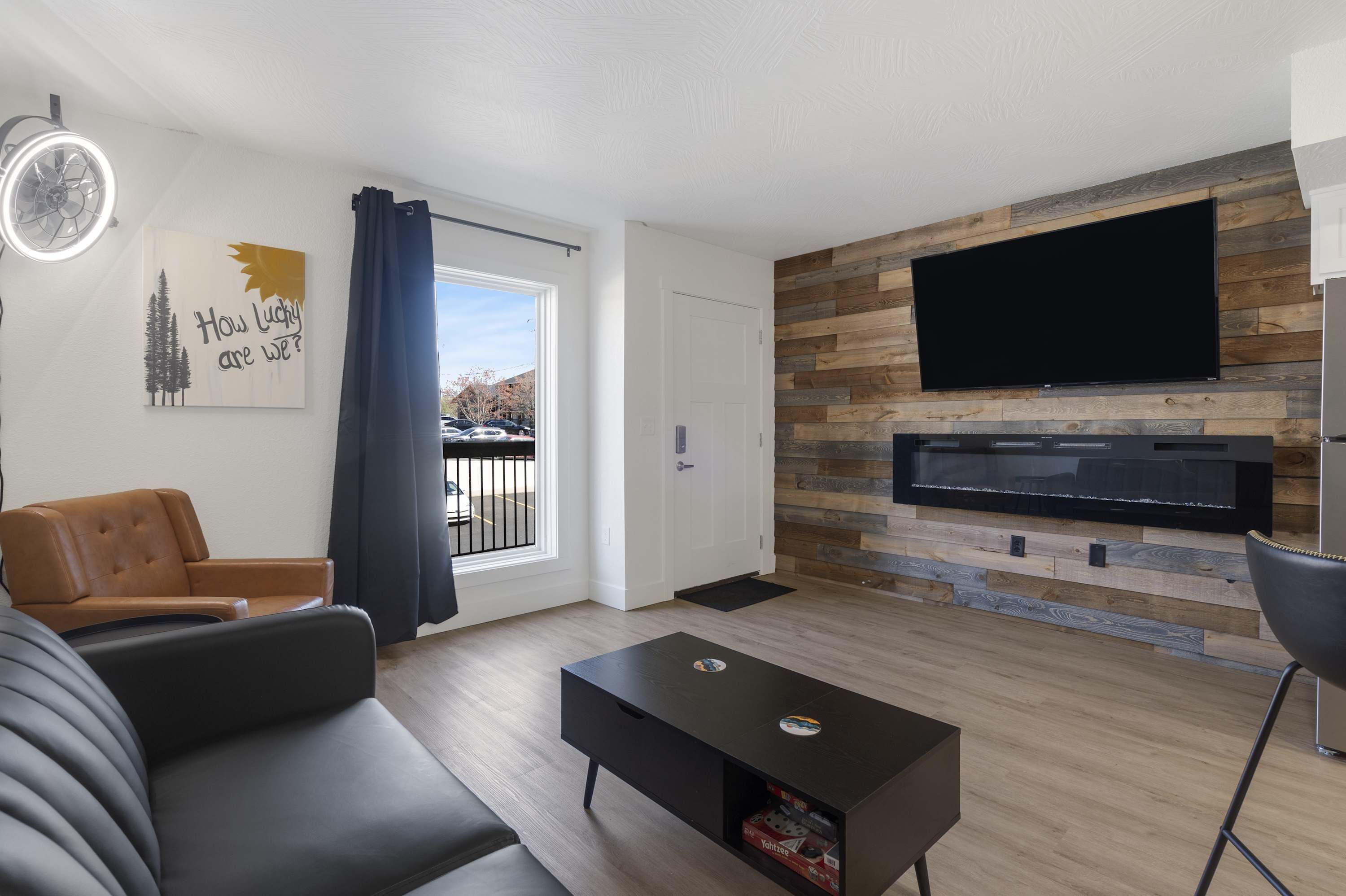 Condo, Plusieurs lits, balcon (Modern Yote Condo at Roark Creek) | Aire de séjour | Téléviseur à écran plat de 42 po avec télévision numérique