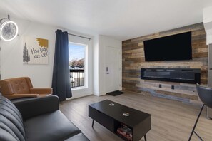 Condo, Multiple Beds, Balcony (Modern Yote Condo at Roark Creek) | Living area