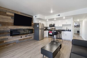 콘도, 침대(여러 개), 발코니 (Modern Yote Condo at Roark Creek) | 전용 주방 | 냉장고, 전자레인지, 오븐, 쿡탑