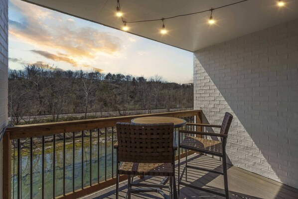 Condo, Multiple Beds, Balcony (Modern Yote Condo at Roark Creek) | Outdoor dining