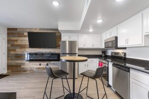 콘도, 침대(여러 개), 발코니 (Modern Yote Condo at Roark Creek) | 전용 주방 | 냉장고, 전자레인지, 오븐, 쿡탑