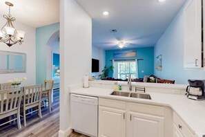 Private kitchen - Renovated Lakeview Condo Near Disney + Pools (Davenport)