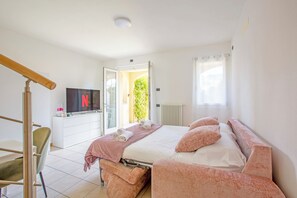 Iron/ironing board, free WiFi, bed sheets