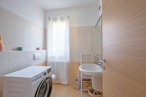 Dusche, kostenlose Toilettenartikel, Haartrockner, Handtücher