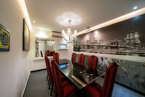 In-room dining - Luxury Three bedroom Apt Al Yasmin (Riyadh)