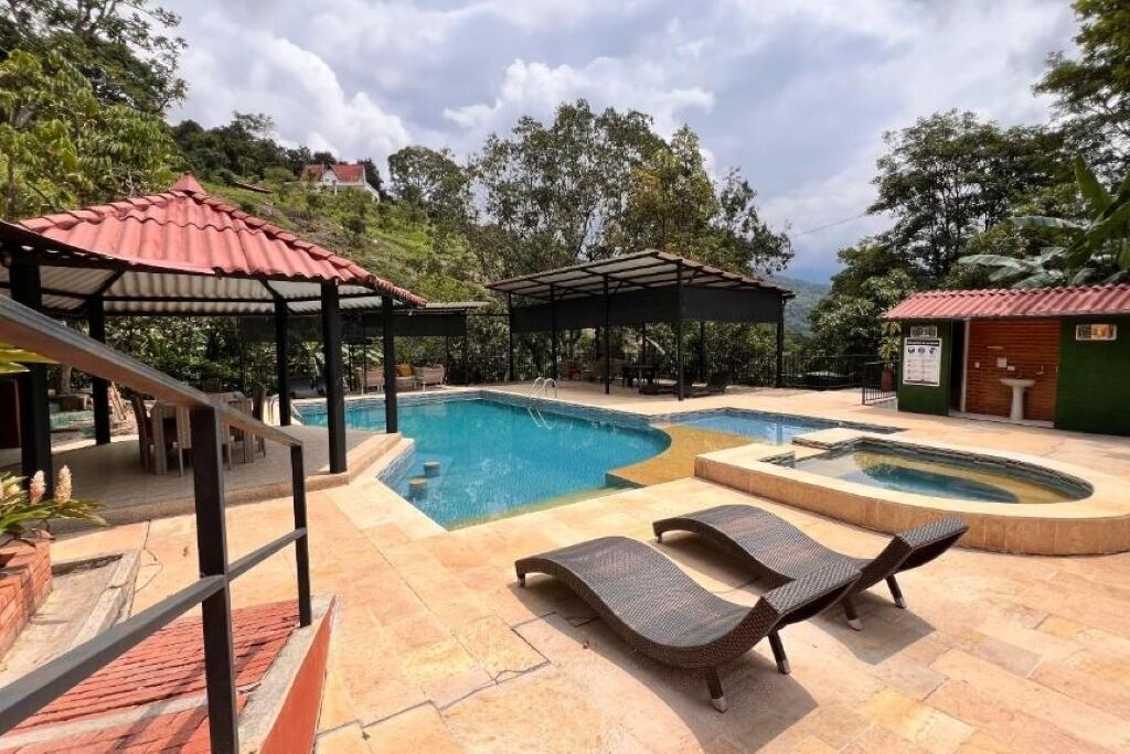 Una piscina al aire libre