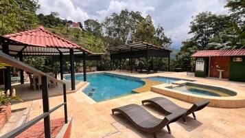 Una piscina al aire libre