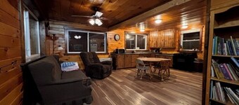 Charming 3-bdrm cabin in Bridgewater. Sits on a farm right on Canadian border