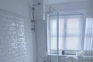 Shower, towels - 1840's Converted Railway Cottage (Swindon)