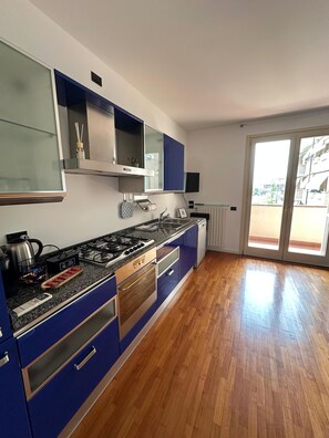 Réfrigérateur, four, plaque de cuisson, lave-vaisselle