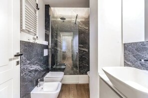 Haartrockner, Handtücher, Seife, Toilettenpapier