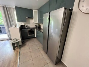 ثلاجة، ميكروويف، فرن، موقد طهي مسطح