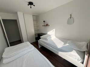 3 bedrooms, desk, iron/ironing board, free WiFi