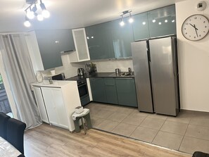 Frigorífic, microones, forn i placa de cuina 